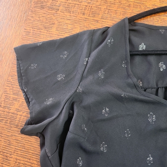 Torrid Women's Black Short Sleeve Blouse, Silver Shiny Cacti Print Size 1 light - Picture 8 of 9